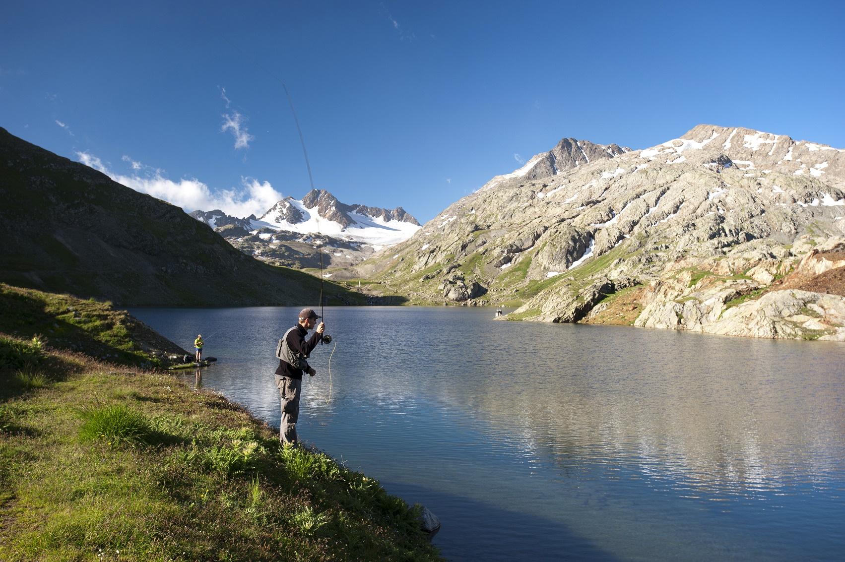 Les becs pour la pêche dhiver par les mains